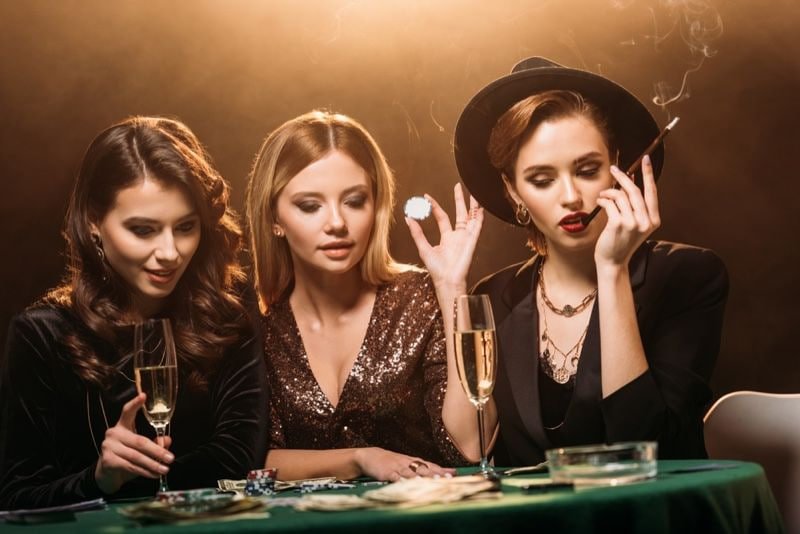 918 cash apk မိုဘိုင်းအက်ပ် Slots Spin Android iOS Myanmar ကစားသမား Smartphone ဖြင့် ကစားနေသောမြင်ကွင်း